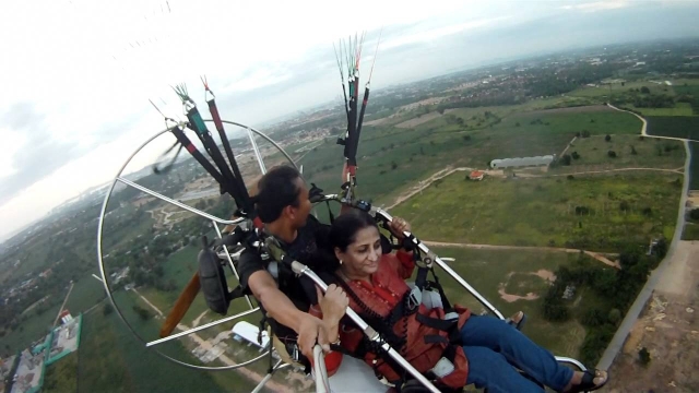  Pareja disfrutando de un paseo en paramotor 